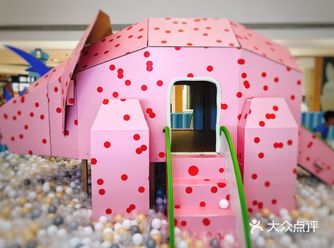 周末的凯德晶萃好不热闹，各楼层满满都是逛街的人 