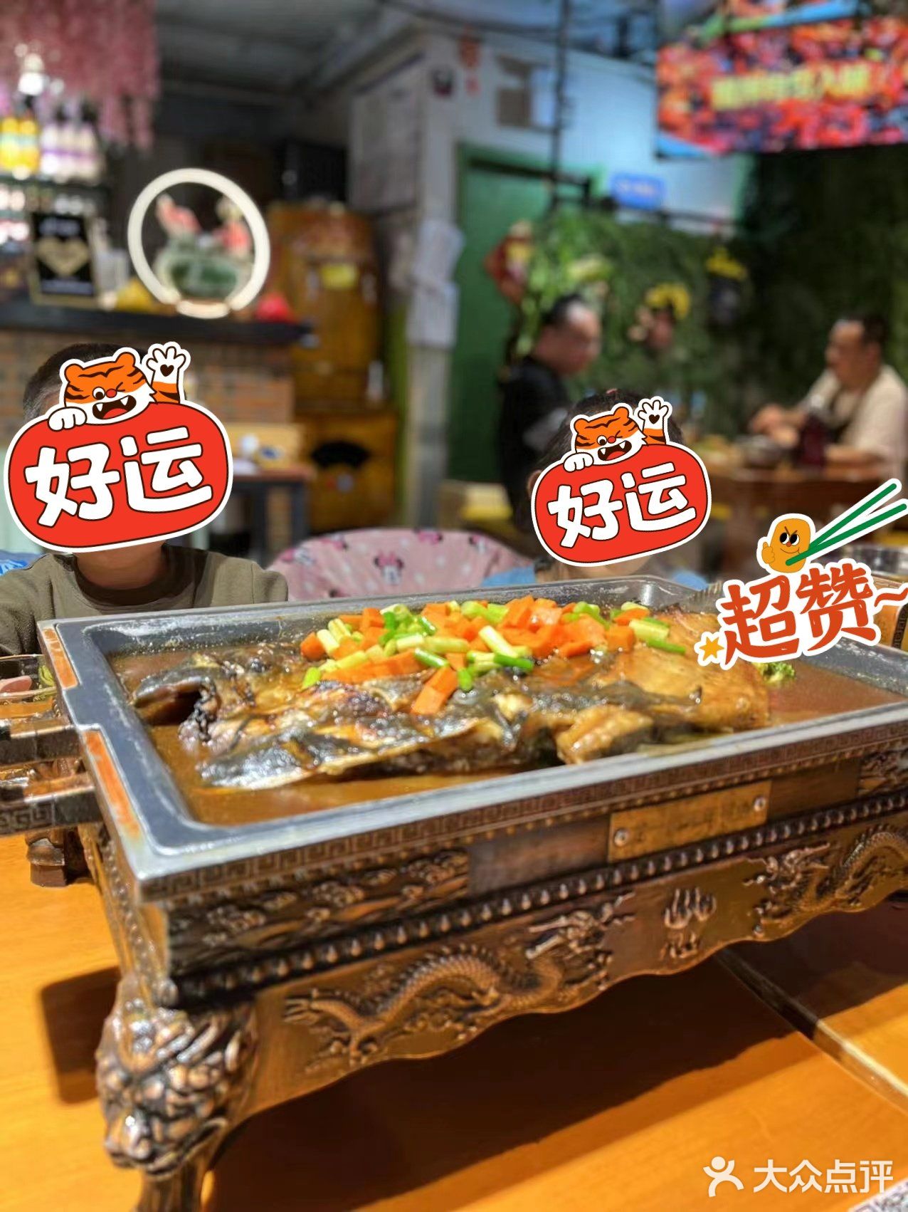 就好这一口[调皮]好吃的烤鱼小龙虾烧烤来啦！