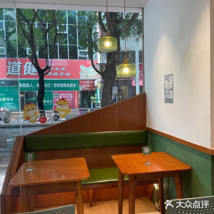 中国邮政开的咖啡店可盖各种纪念章甜点点了抹茶和北海道冰淇淋