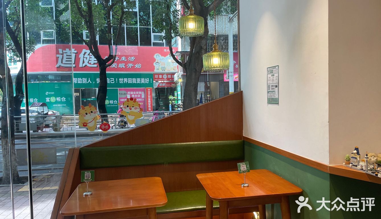 中国邮政开的咖啡店可盖各种纪念章甜点点了抹茶和北海道冰淇淋
