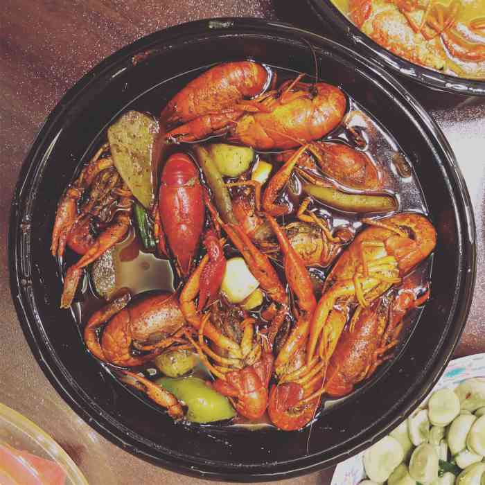朋友推荐了这家店 店家活动买三送一 于是就点了外卖 十三香龙虾 蒜泥