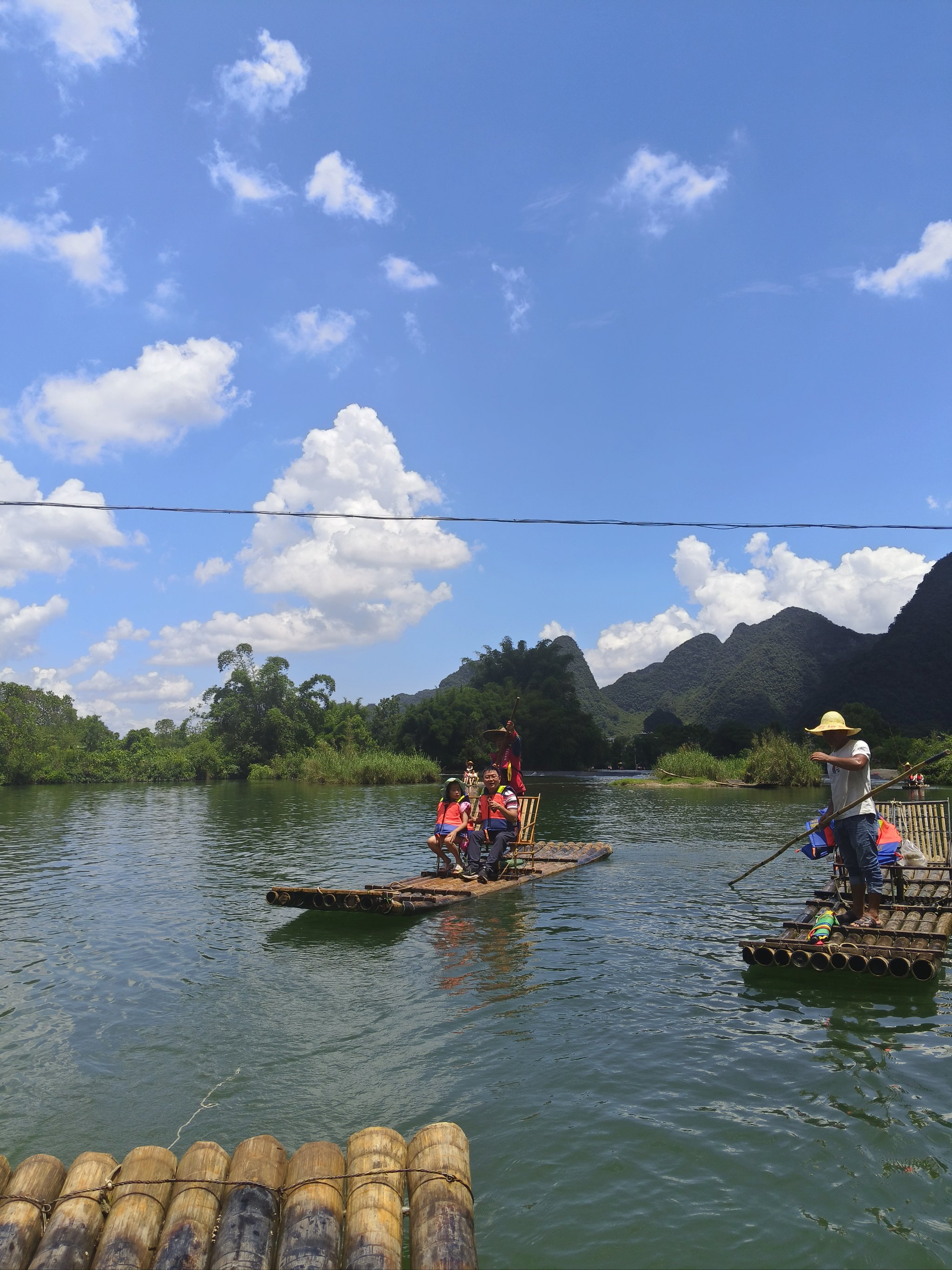 月亮湾竹筏漂流图片