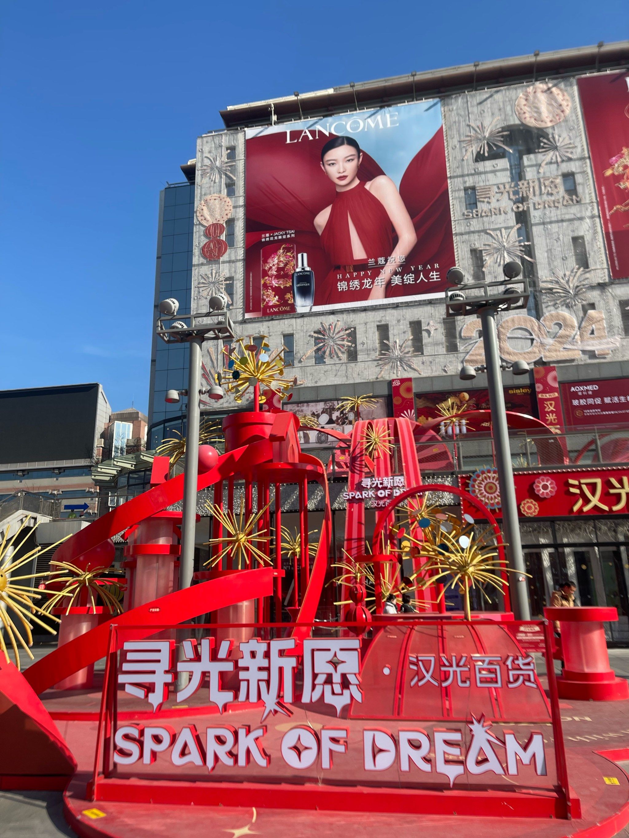 n
汉光百货位于西单路口的东北角,君太百货对面.