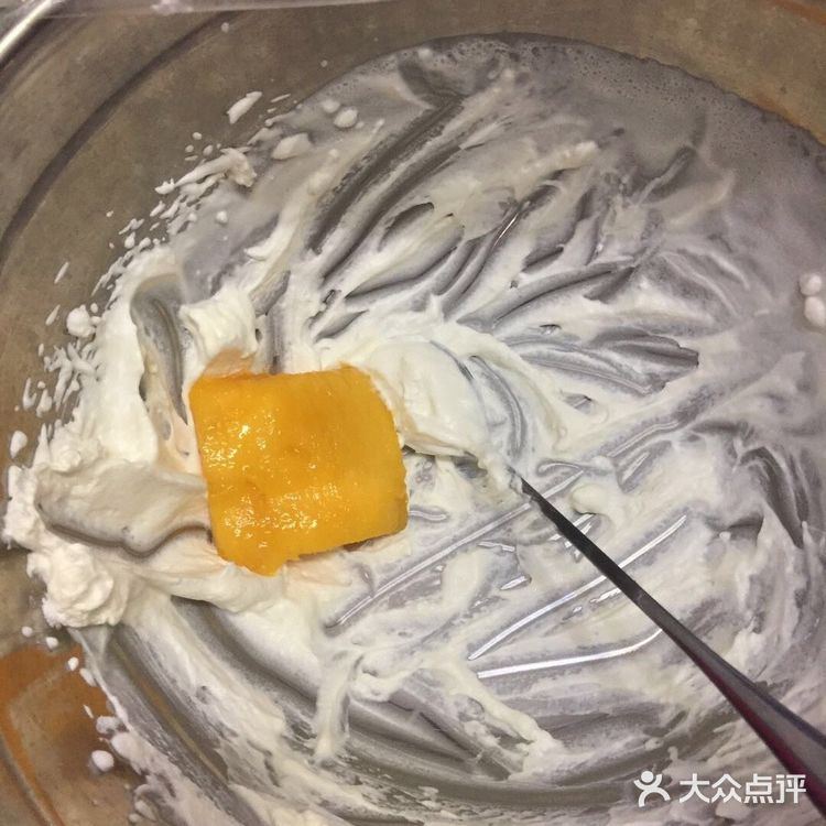 昨天做的多余的奶油，今天用在蛋糕里，加工成奶油卷