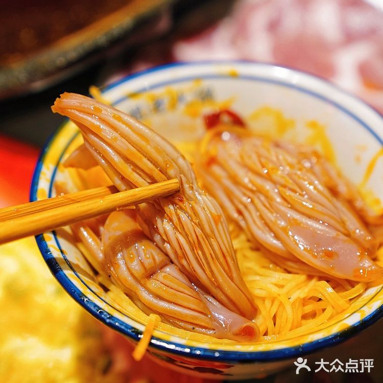 这个姐厉害了，鸿姐杭州首店就在西湖边边