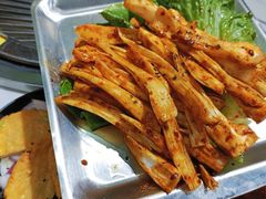 -山野的朋友露营炭火烤肉