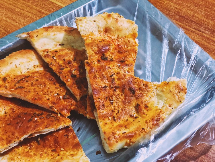 烤馕也是新疆特色呀,还蛮好吃的,囊本身就是老面蛮甜的,再加上孜然