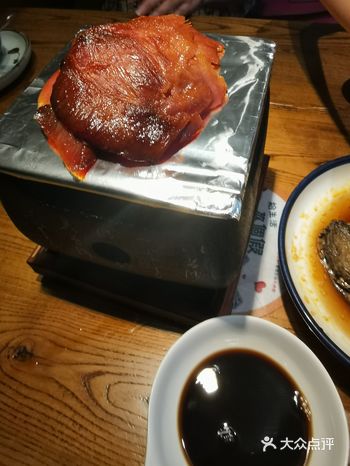 环境还是很不错的，外面也有停车场，可以在店里拿停车券