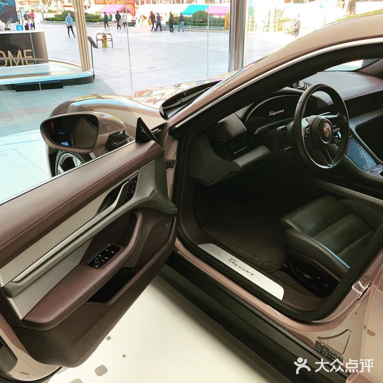 世茂保时捷电动跑车Taycan展来啦