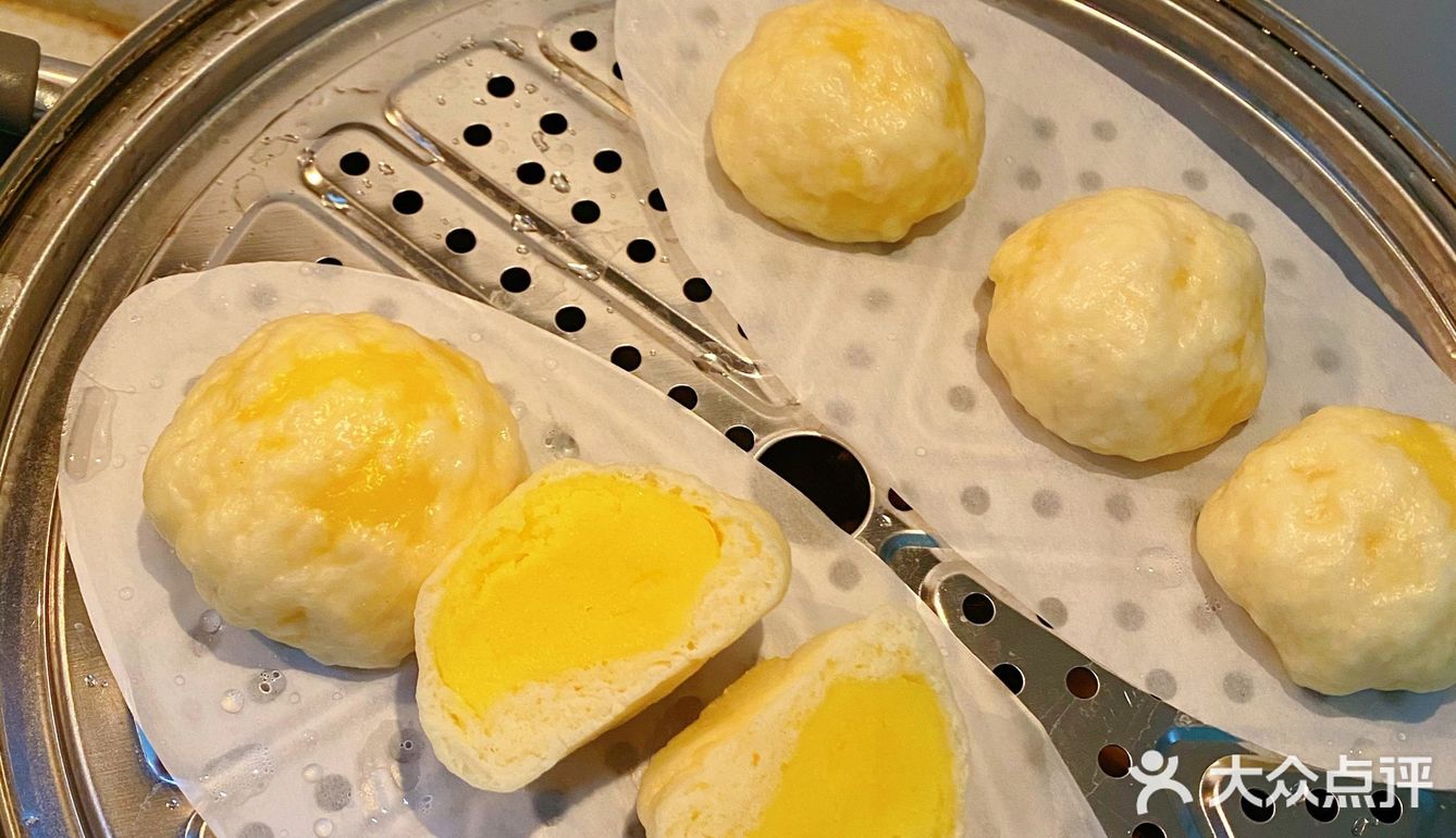 用保险膜封住，用叉子在保险膜上戳几个洞