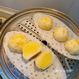 用保险膜封住，用叉子在保险膜上戳几个洞