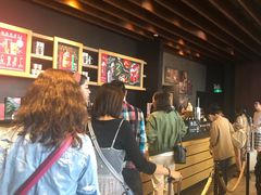 等位区-星巴克(广州南站A18检票口楼上)