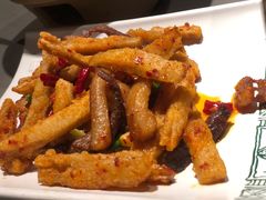 手撕牛干巴炒藕条-云海肴·汽锅鸡·云南菜(高德置地店)