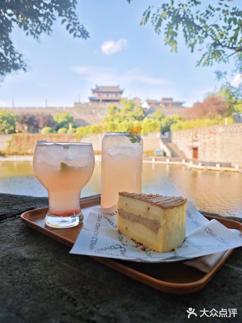 🍰问爆了！就在护城河边儿的咖啡店！✨