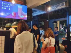 等位区-喜茶(东莞雍华庭店)