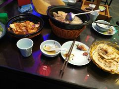 前面一桌留下没来得及收拾的餐桌-苏浙徽·江南荟·本味融合菜(相城方圆里店)