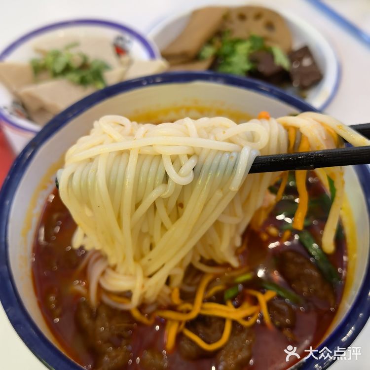 麻辣肥肠米线：成都街头的味蕾狂欢