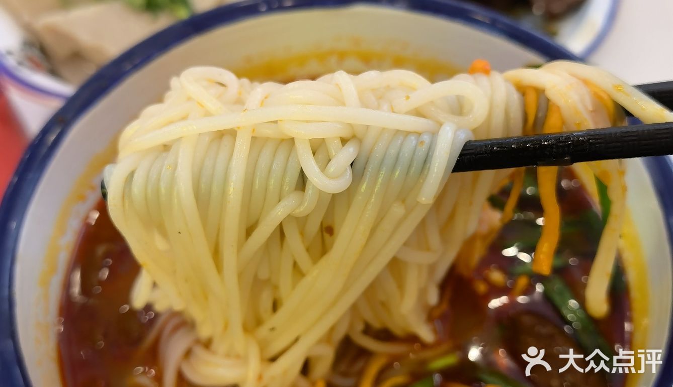 麻辣肥肠米线：成都街头的味蕾狂欢