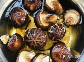 香菇焖饭  主料 大米100克 水发香菇12个 