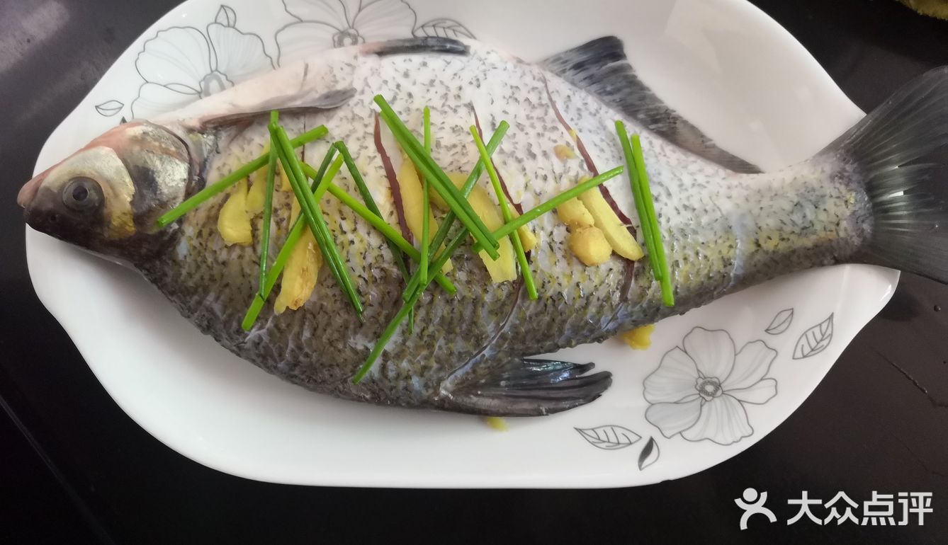葱切好，鱼肚子塞点生姜和葱，剩下的姜和葱段铺在鱼身上