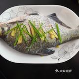 葱切好，鱼肚子塞点生姜和葱，剩下的姜和葱段铺在鱼身上