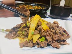 姜片香芹炒黄牛肉-秋色客家菜(南山店)