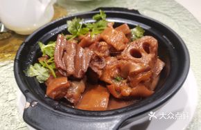 Braised Pork Trotter with Lotus Root in Milk Aroma