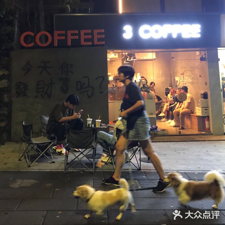 有招财猫的咖啡店总不会太差