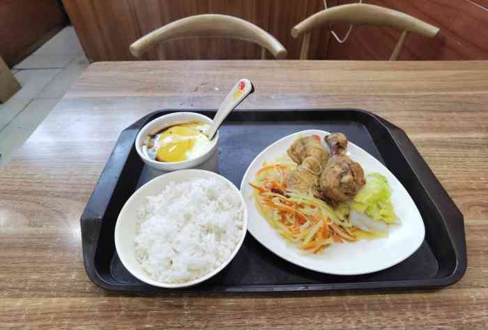 在仙鹤街上整体还不错环境看起来干净整洁点了鸽子汤饭套餐一盅鸽子汤