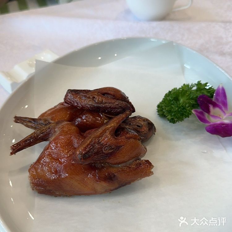 尤其是小乳鸽比某小汤要大，味儿更足。最最重要的是