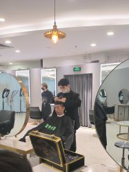 点击看大图 -八佰伴8008星级形象店