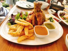 -Chom Cafe and Restaurant