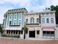 -小镇影院迪士尼小熊Duffy与他的朋友合影地