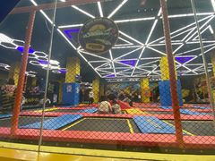 -爱蹦iBOON蹦床运动馆(江汉店)