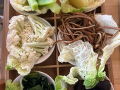 -茅草房·河畔园林火锅