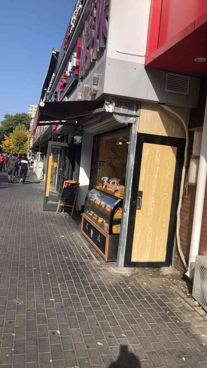 打分 小小的一家店,就在一群饭店里面的一个小门脸,点心品种不算多