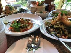 -Chom Cafe and Restaurant