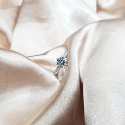 -威德钻石-克拉钻大本营(南京东路店)