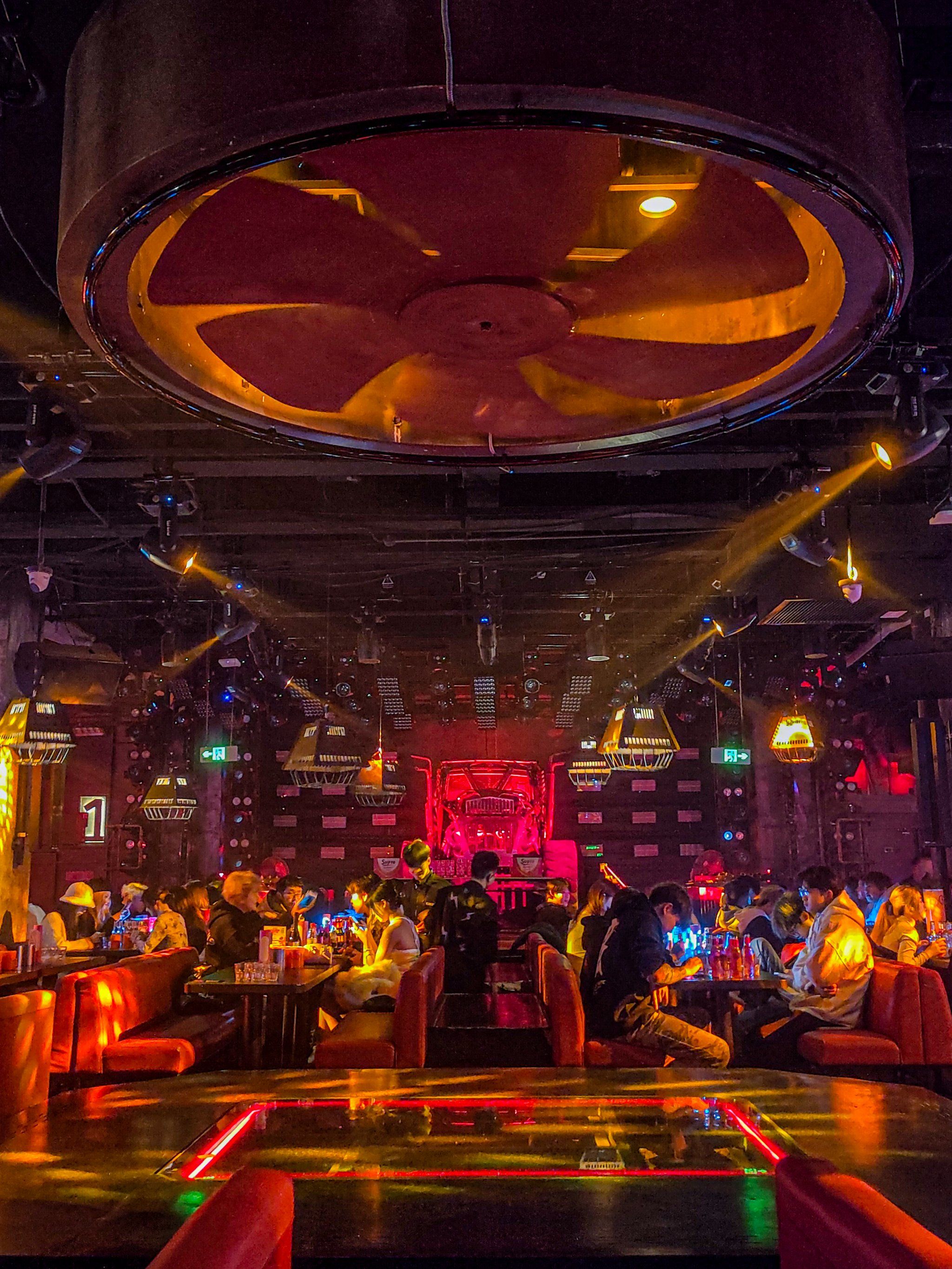 全福州的帅哥美女都在这了吧🥵末日工业风酒吧