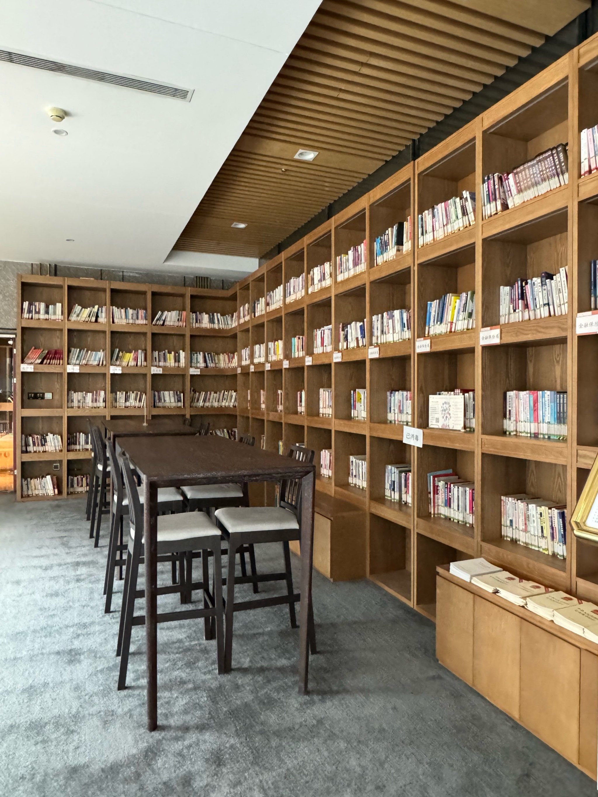 上楼时偶然路过,没想到这么现代的酒店里居然隐藏着一家图书馆,宽敞