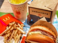 安格斯MAX厚牛芝士堡-麦当劳(北京南站店)