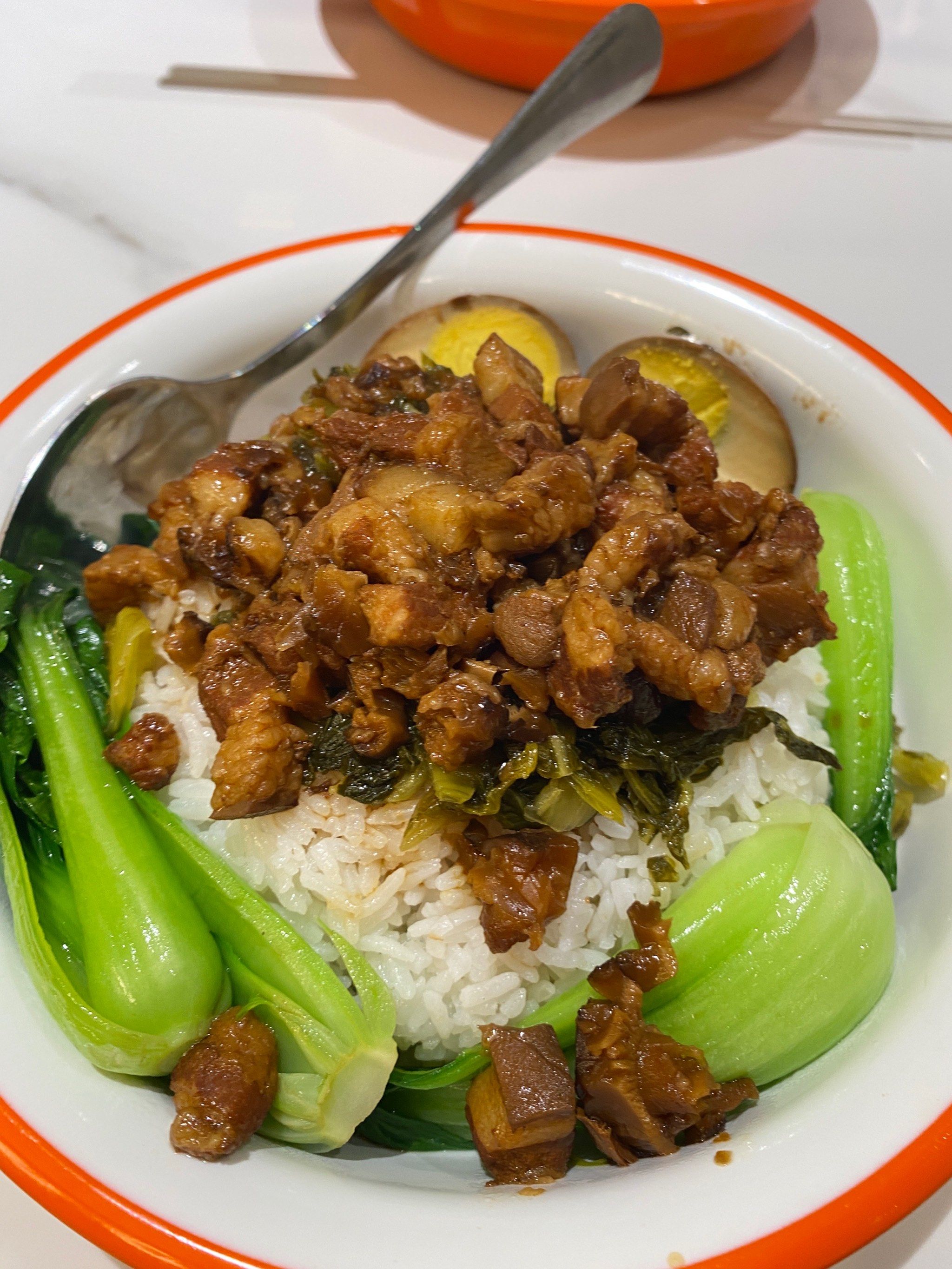 n卤肉非常入味,和米饭酸菜拌在一起很好吃
美中不足的是卤汁浇的