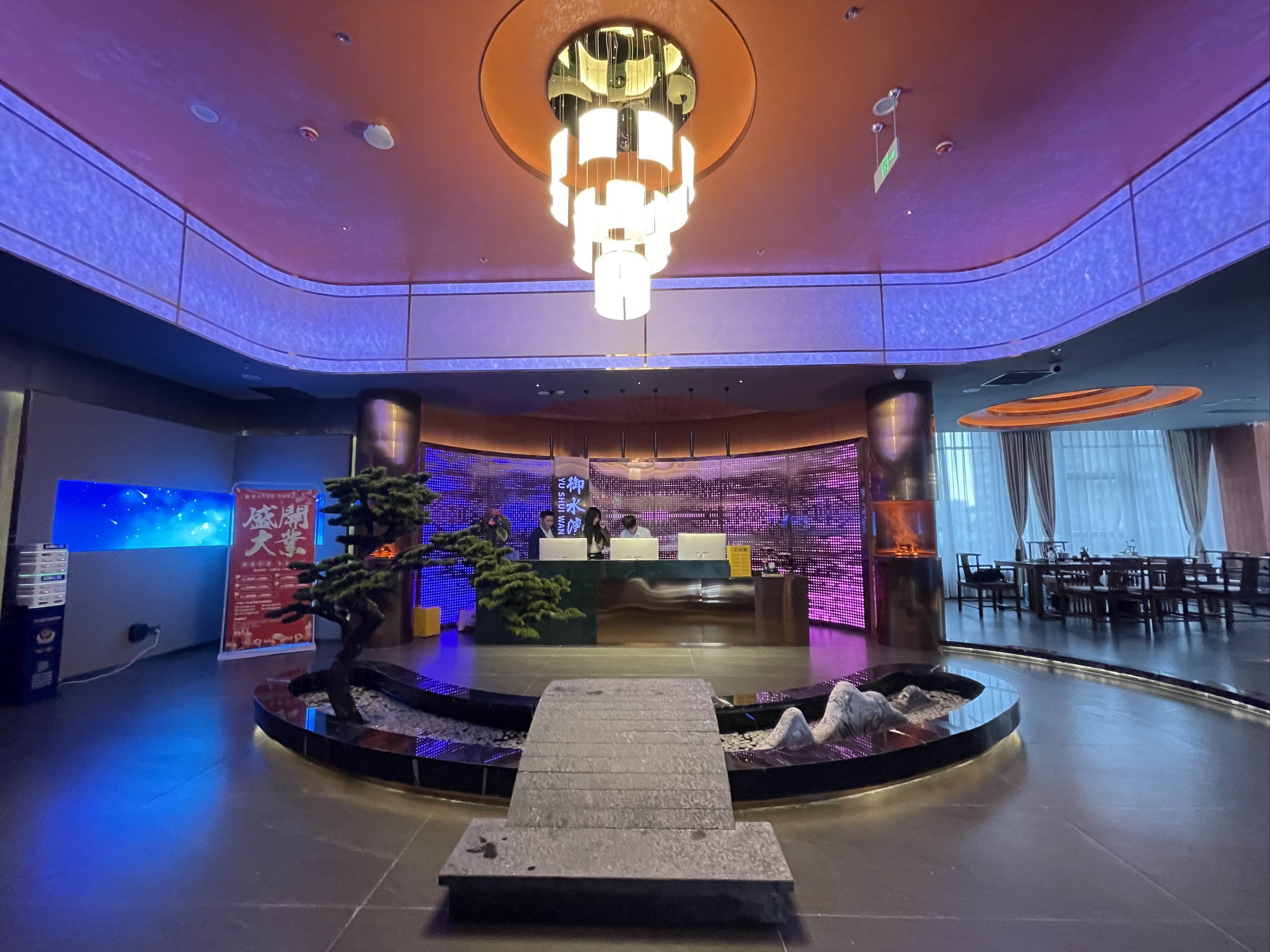 走进御水湾足浴,仿佛踏入了一个远离尘嚣的
