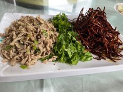 尖椒丝炒肉-横道佛手居筋饼店