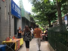 顺着往里走50米，左手边就是。-徐建萍汤包(热河南路店)