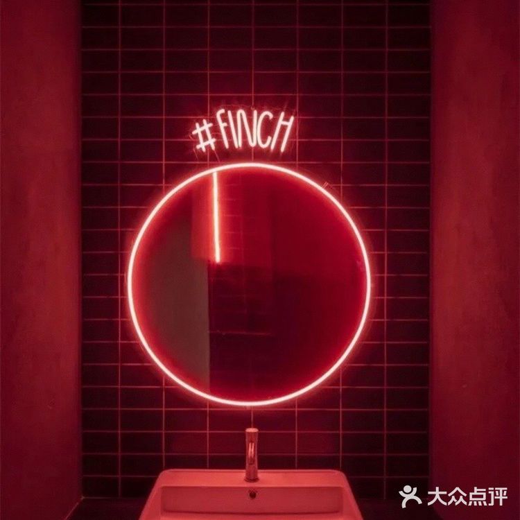 都市霓虹美学的寿司店餐吧设计|意大利