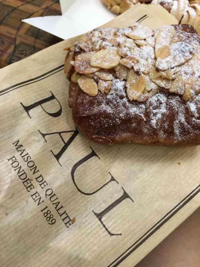 paul bakery-"在樟宜机场出境方向. [环境] 就是一个.