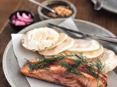 烟熏三文鱼配烤饺子皮和芥末籽酱-BOR Eatery(安福路店)