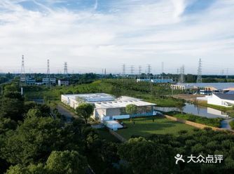 空间在人流进入后历经开放、遮掩、进入、压缩、停顿、转