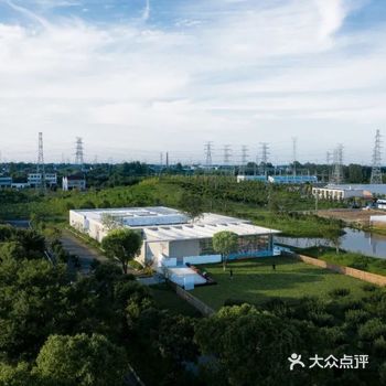 空间在人流进入后历经开放、遮掩、进入、压缩、停顿、转
